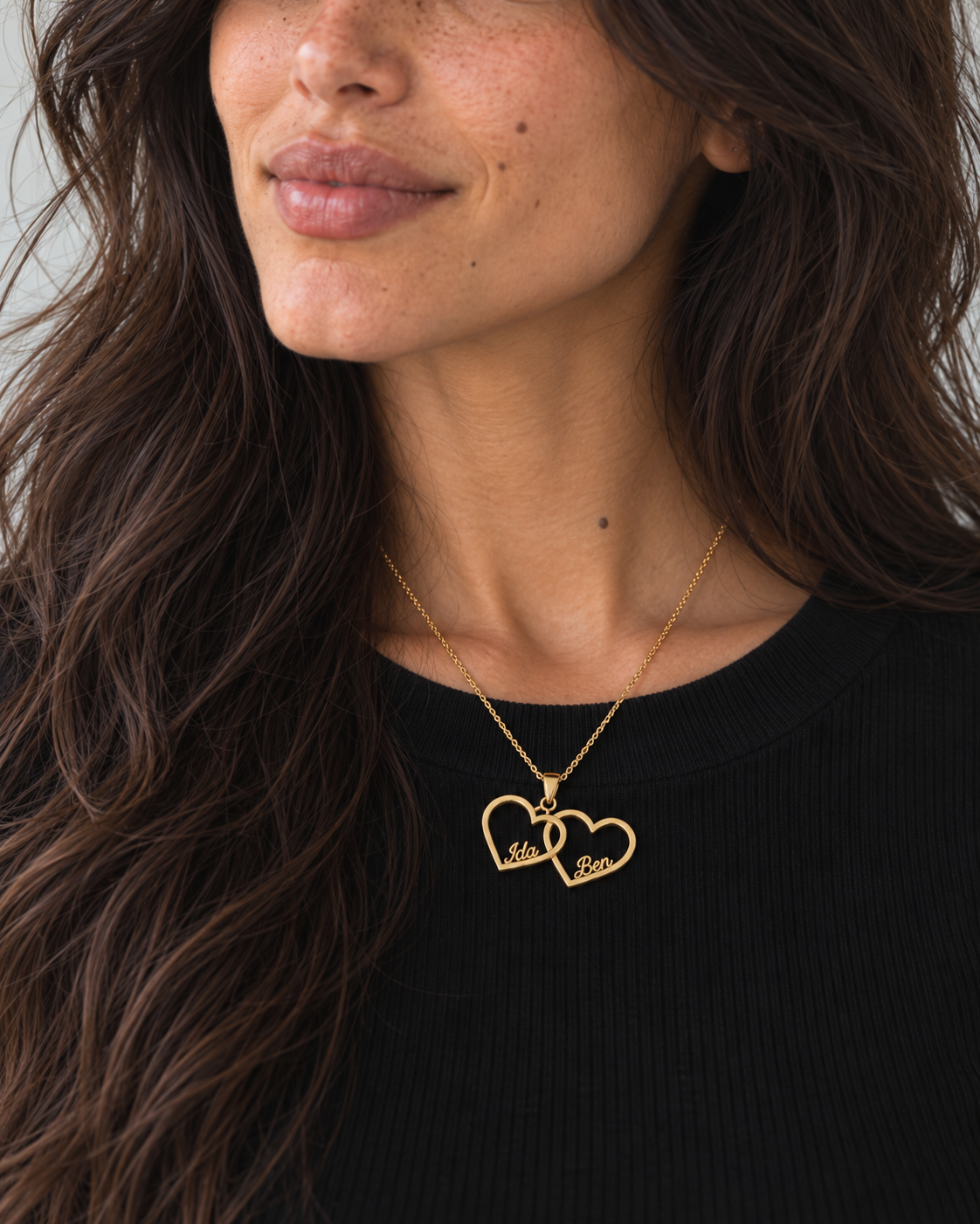 SVEA Doppelherz-Kette mit Namen Gold – am Hals zum schwarzen Shirt – Lorelia