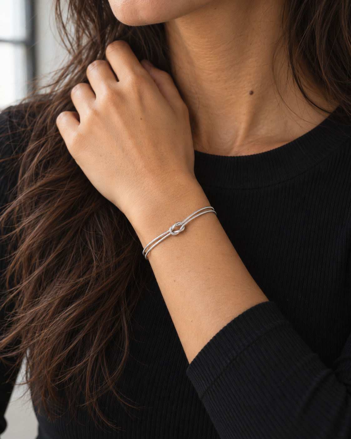 TILDA Partnerarmband mit Knoten Silber am Handgelenk – Lorelia