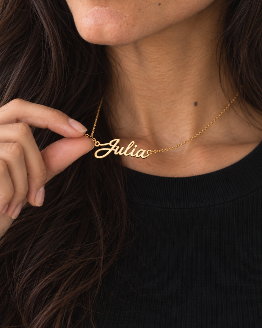 TUVA Namenskette Gold – am Hals, Anhänger in der Hand – Lorelia