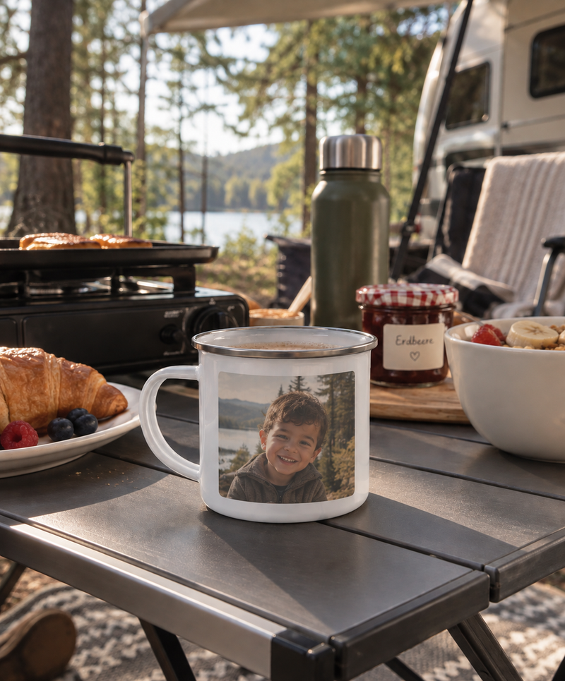 Foto-Emaille-Becher mit Kinderfoto beim Camping-Frühstück