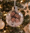 Foto-Christbaumkugel mit Familienfoto am Weihnachtsbaum