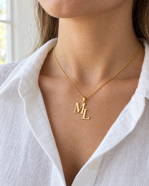 ALVA Kette mit zwei Initialen Gold getragen – Lorelia