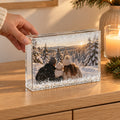 Foto-Schneekugel-Bilderrahmen 15 × 10 cm quer auf der Kommode