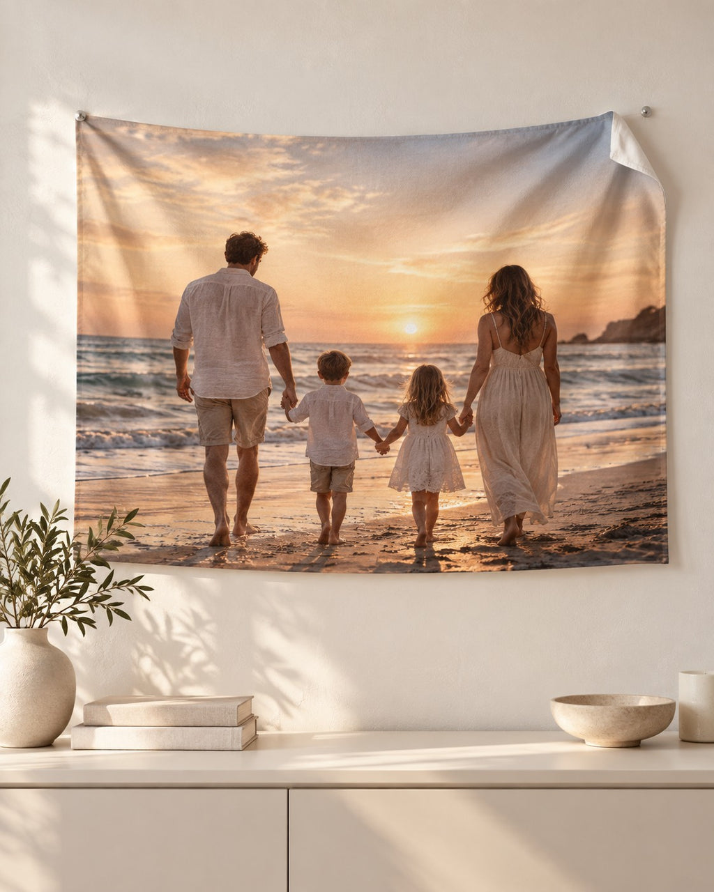Foto-Wandteppich aus Fleece 100 × 70 cm, mit Nadeln über der Kommode aufgehängt