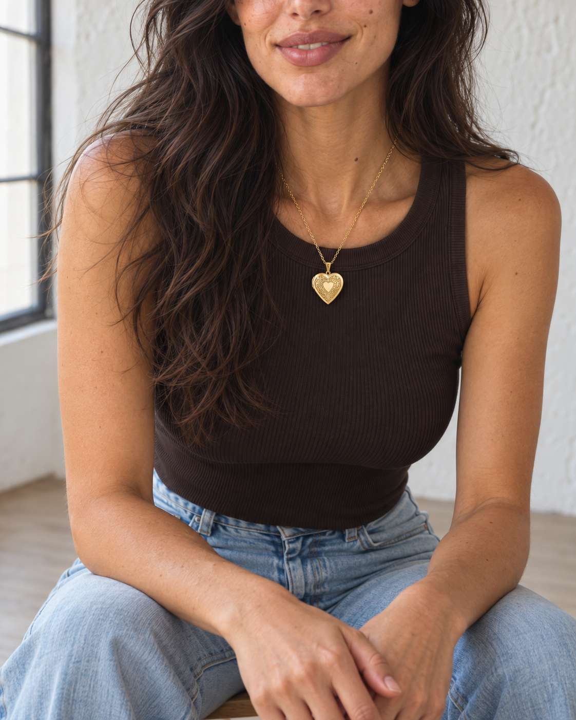 FRIDA Herzmedaillon mit Gravur Gold – am Hals, sitzend im Studio – Lorelia