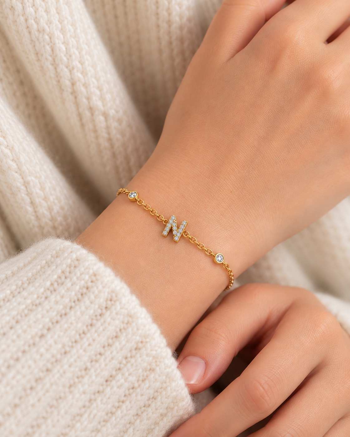 HENNI Armband mit Buchstabe Gold – am Handgelenk zum Strickpullover – Lorelia
