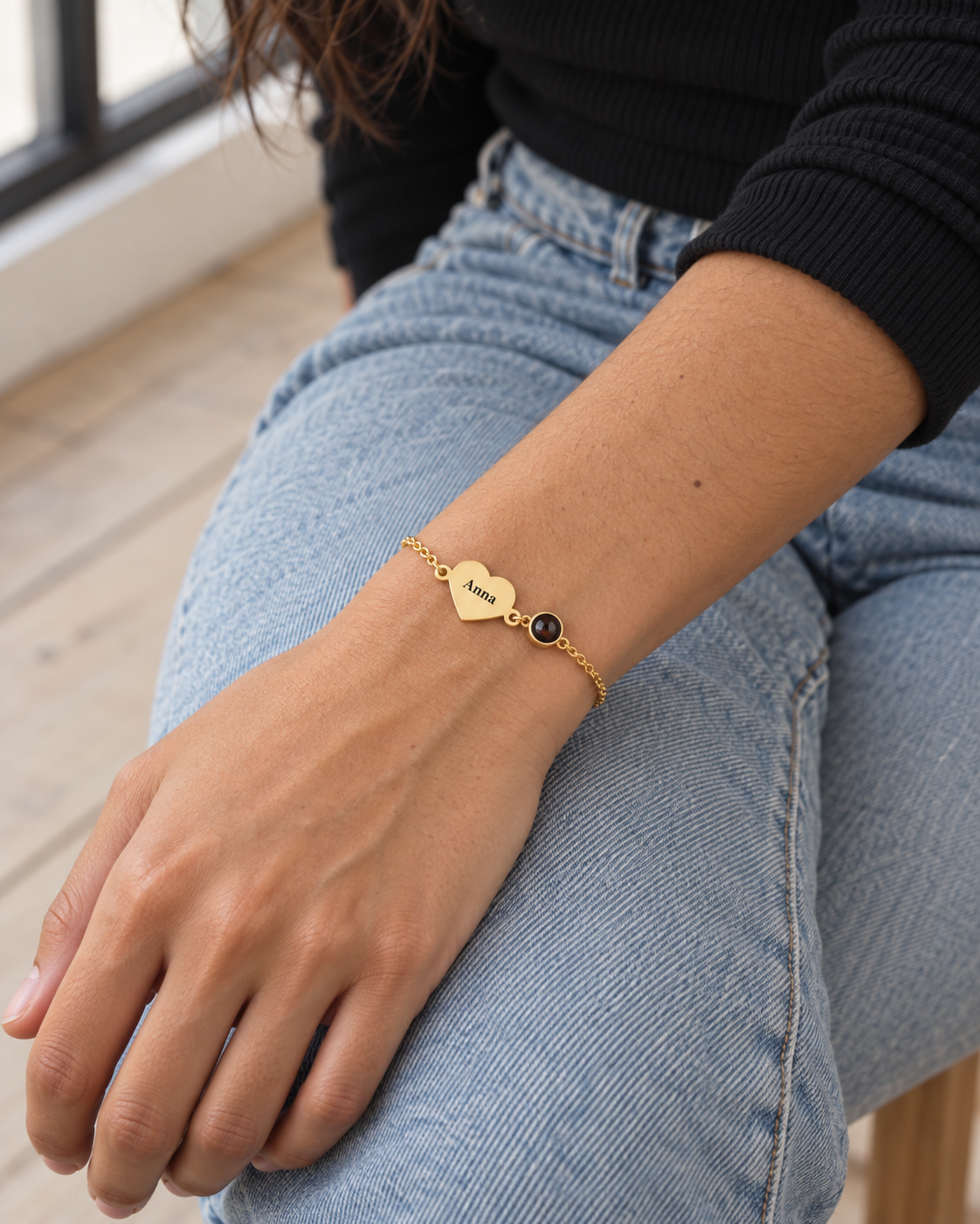 IDA Herzarmband mit Foto und Name Gold – am Handgelenk auf Jeans – Lorelia