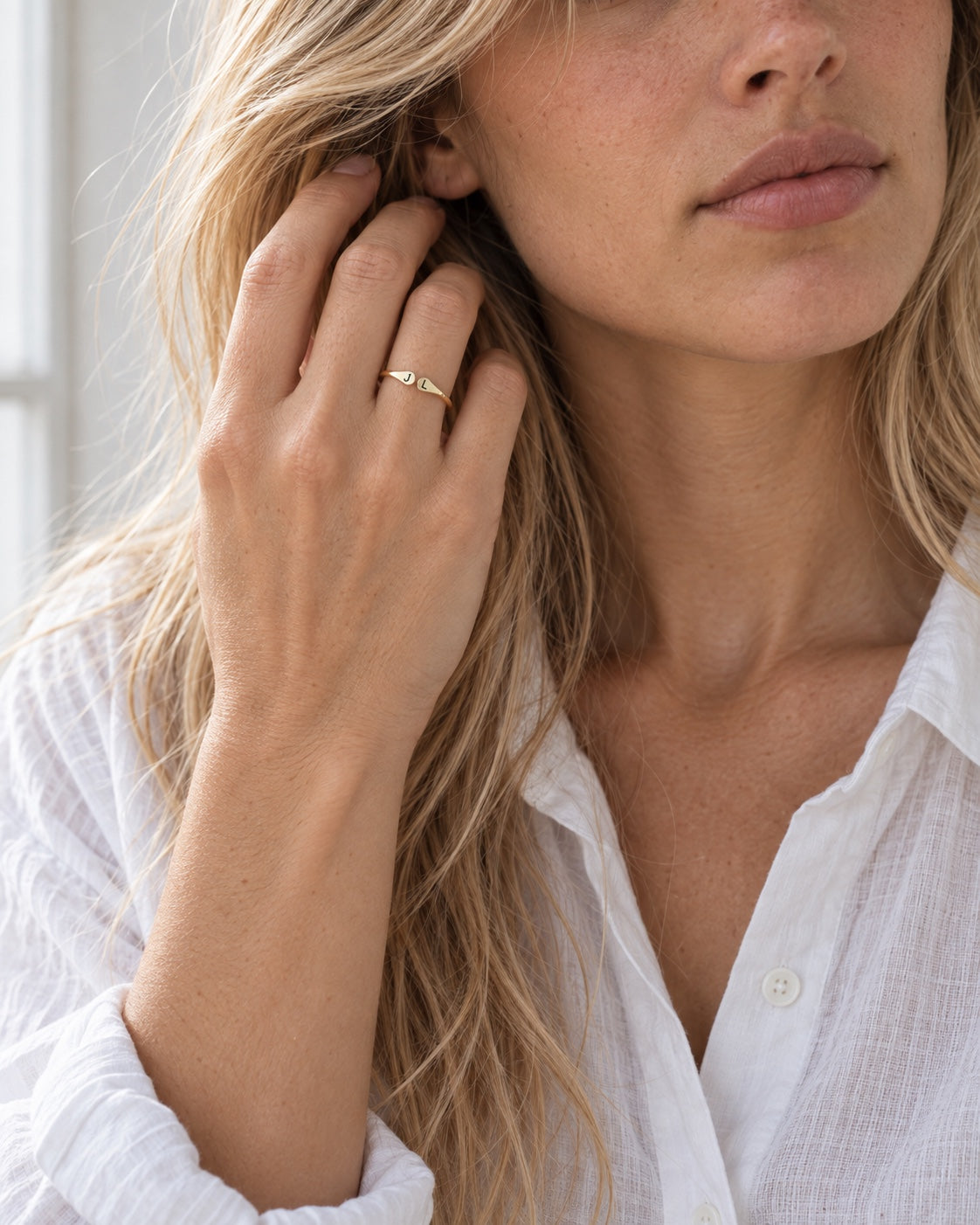 LIV Offener Ring mit zwei Initialen Gold getragen an der Hand – Lorelia