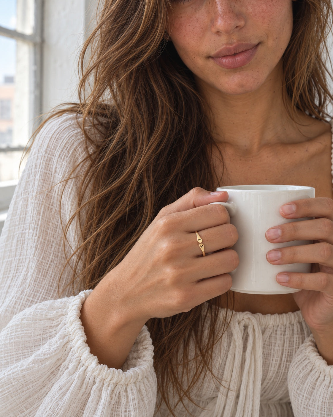 LIV Offener Ring mit zwei Initialen Gold an der Hand mit Kaffeetasse – Lorelia