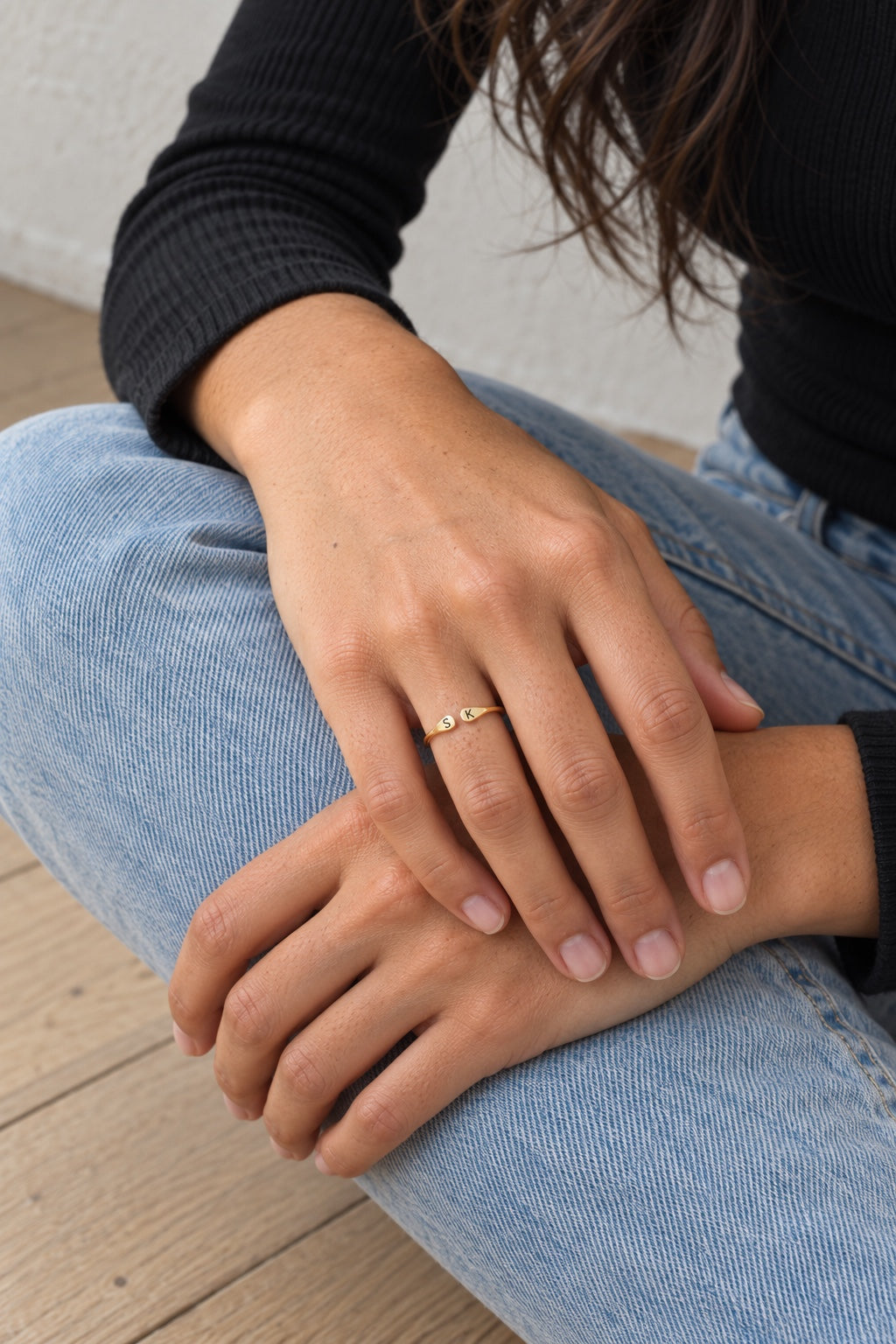 LIV Offener Ring mit zwei Initialen Gold an der Hand auf Jeans – Lorelia