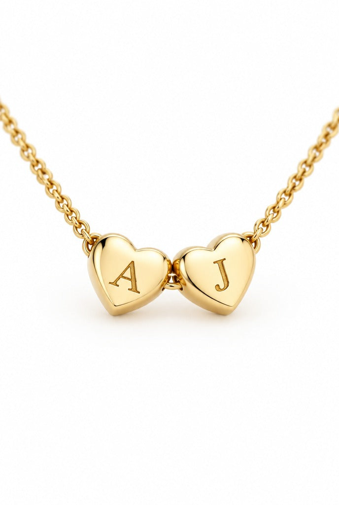 SONJA Kette mit zwei Herz-Initialen Gold – Detail der gravierten Herzen – Lorelia