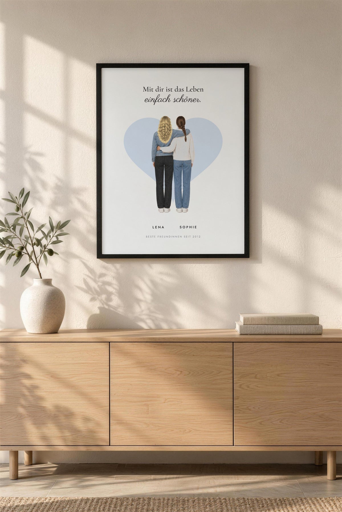 Beste-Freundinnen-Poster mit Lena & Sophie im schwarzen Rahmen über einem Eichen-Sideboard