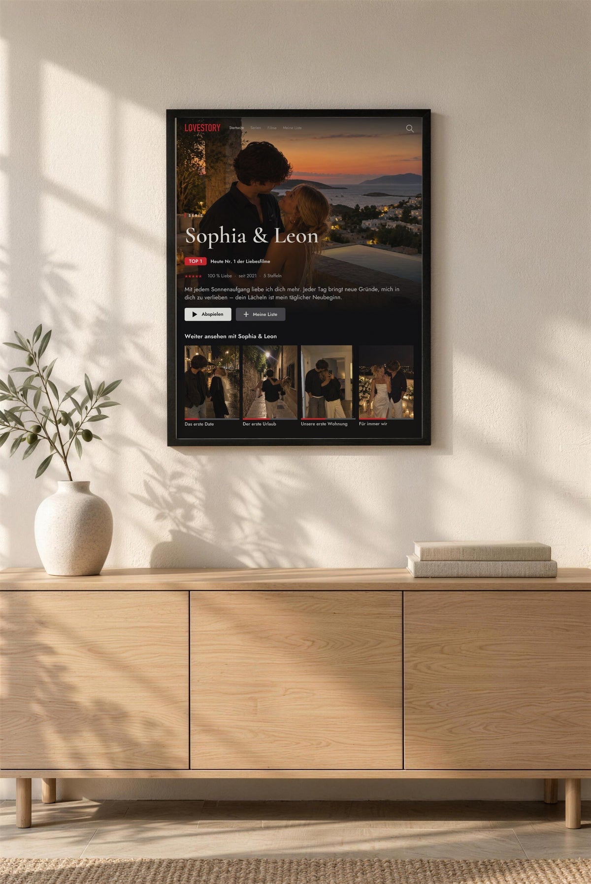 Streamingposter LOVESTORY mit Sophia & Leon im schwarzen Rahmen über einem Eichen-Sideboard