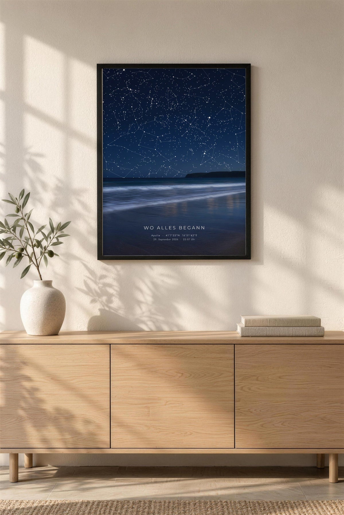Sternenkarte MEER: Sternenhimmel über dem Meer, Wo alles begann im schwarzen Rahmen über einem Eichen-Sideboard
