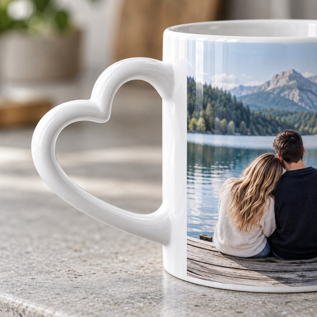 Foto-Herztasse – Nahaufnahme von Herzhenkel und Fotodruck auf weißer Glasur