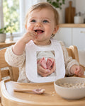 Foto-Baby-Lätzchen mit Fotodruck – Baby im Hochstuhl beim Frühstück