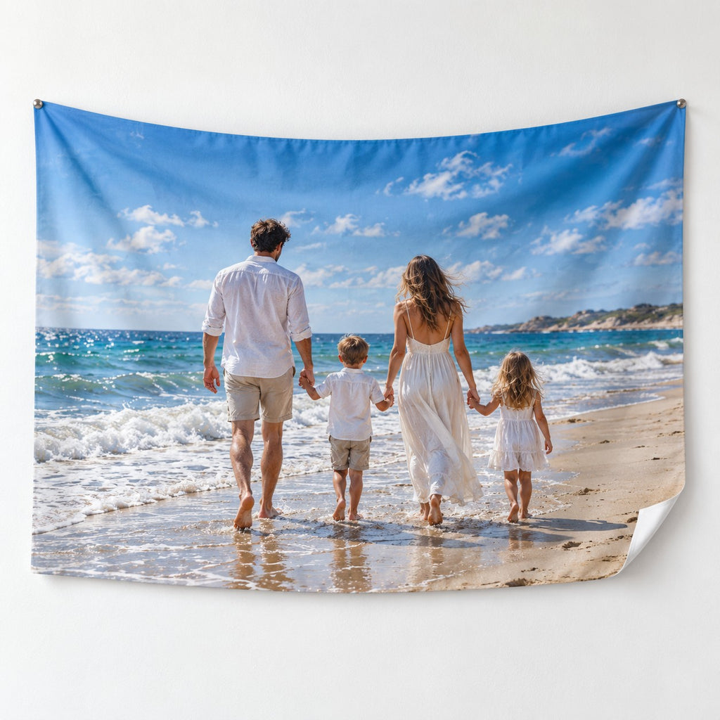 Foto-Wandteppich 100 × 70 cm aus Fleece, an zwei Ecken aufgehängt – weiße Rückseite