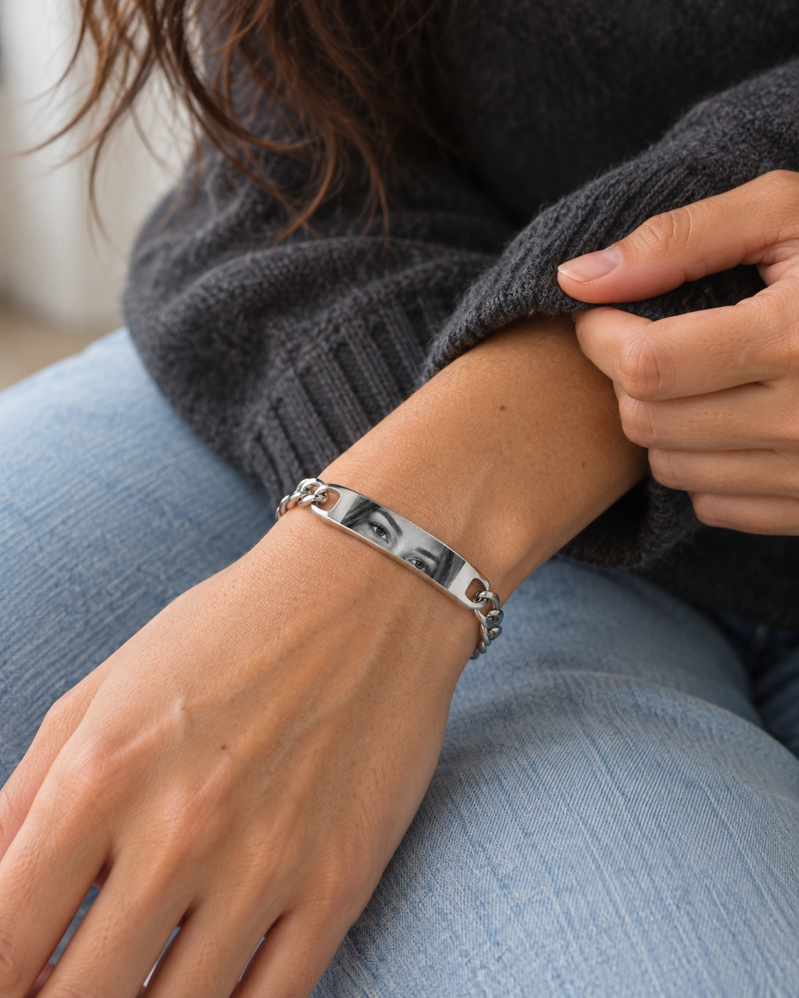 MALIN Gravur-Armband mit Augen-Foto Silber – am Handgelenk – Lorelia