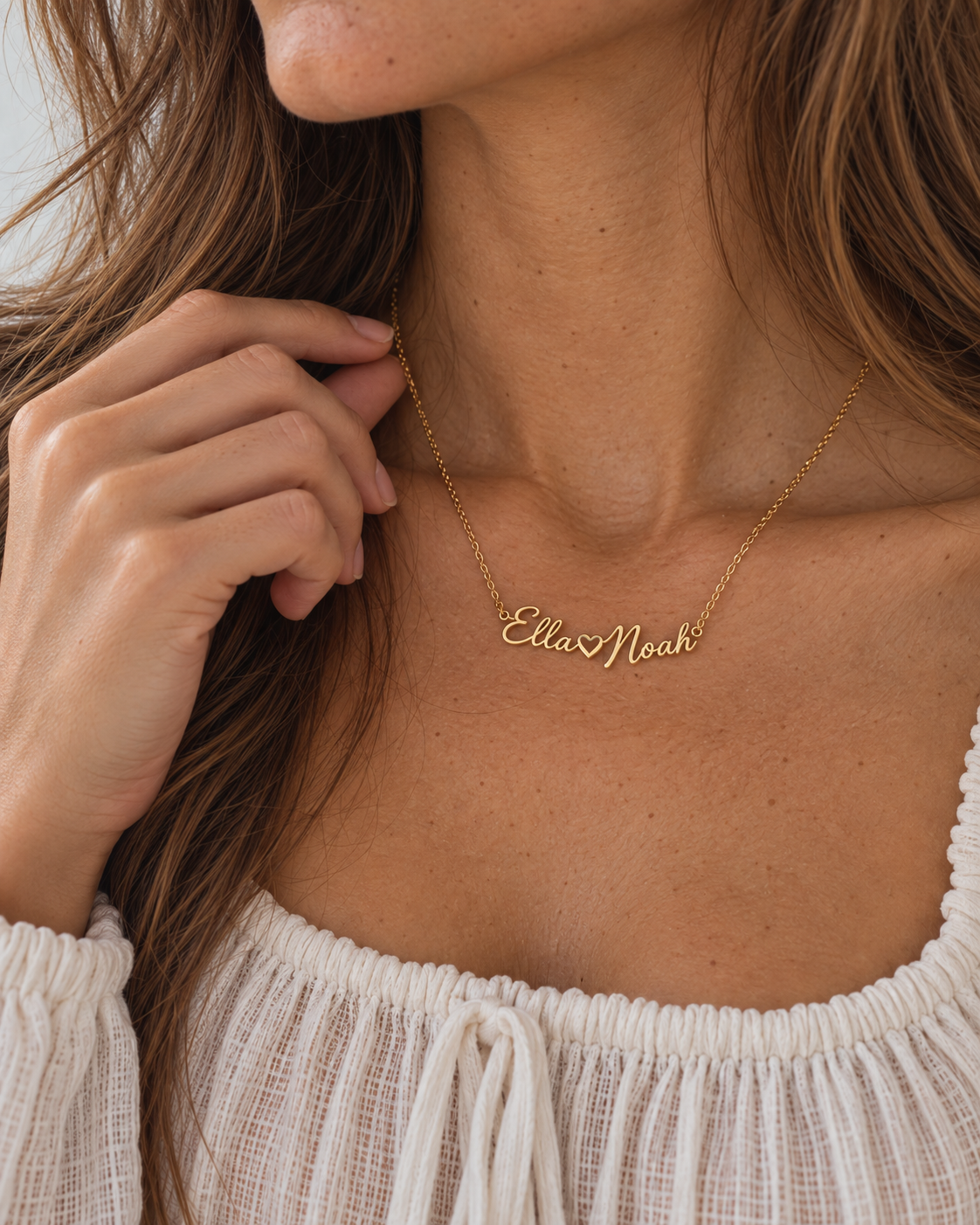 NANNA Namenskette mit Herz Gold – am Hals, Detail – Lorelia