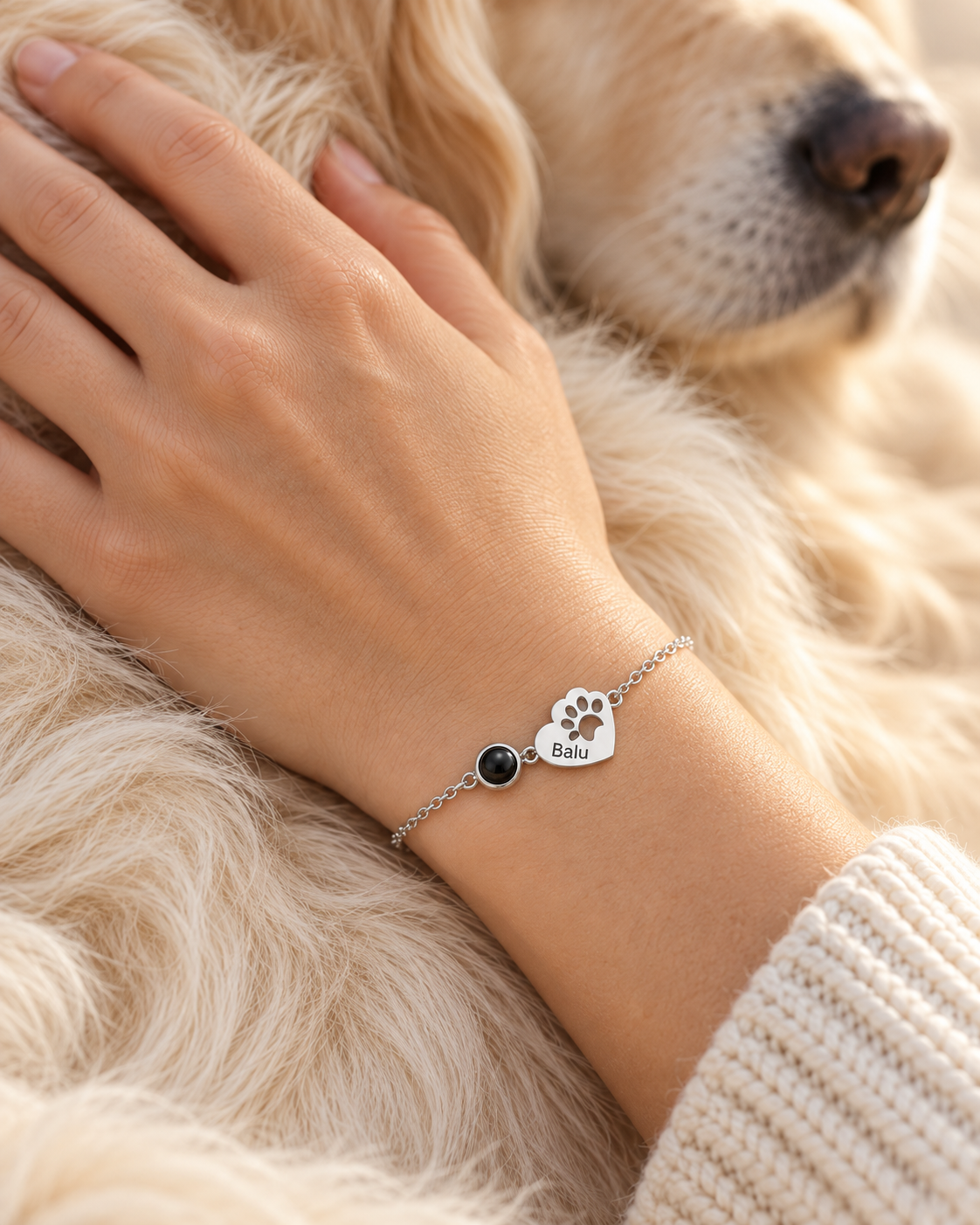 NUKA Pfotenarmband mit Foto und Name Silber – am Handgelenk im Hundefell – Lorelia