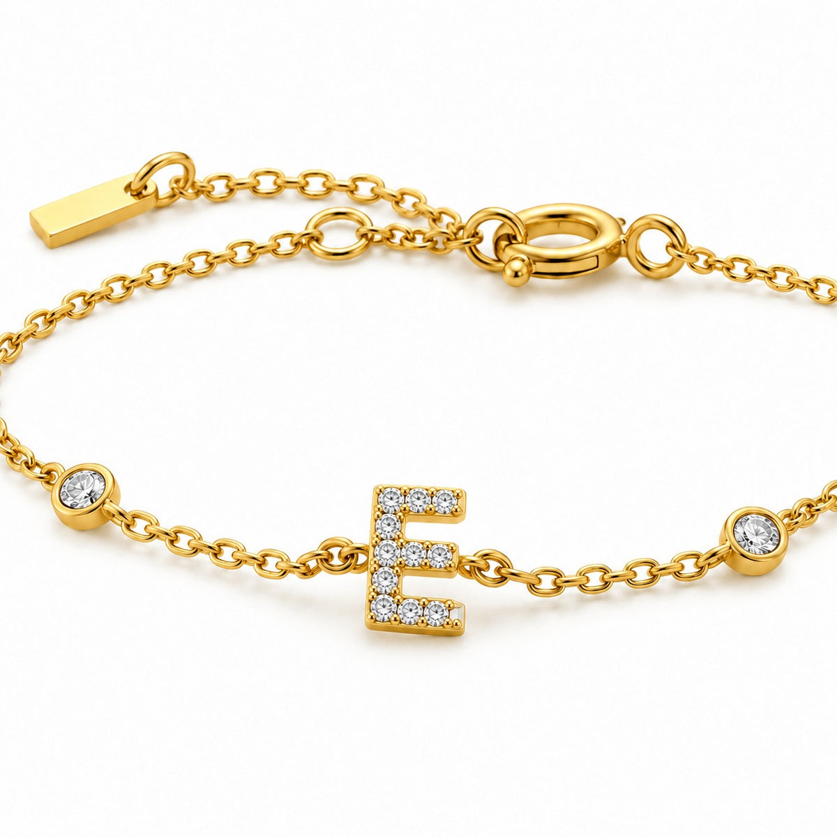 HENNI Armband mit Buchstabe Gold – Detail Pavé-Buchstabe und feine Kette – Lorelia