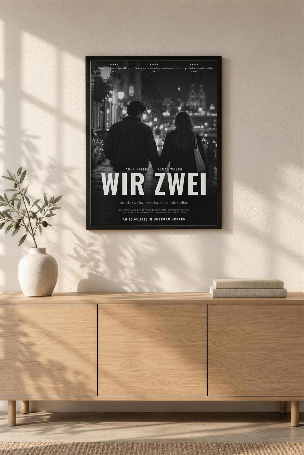 Filmposter WIR ZWEI – euer Kinoplakat – über dem Sideboard im schwarzen Rahmen
